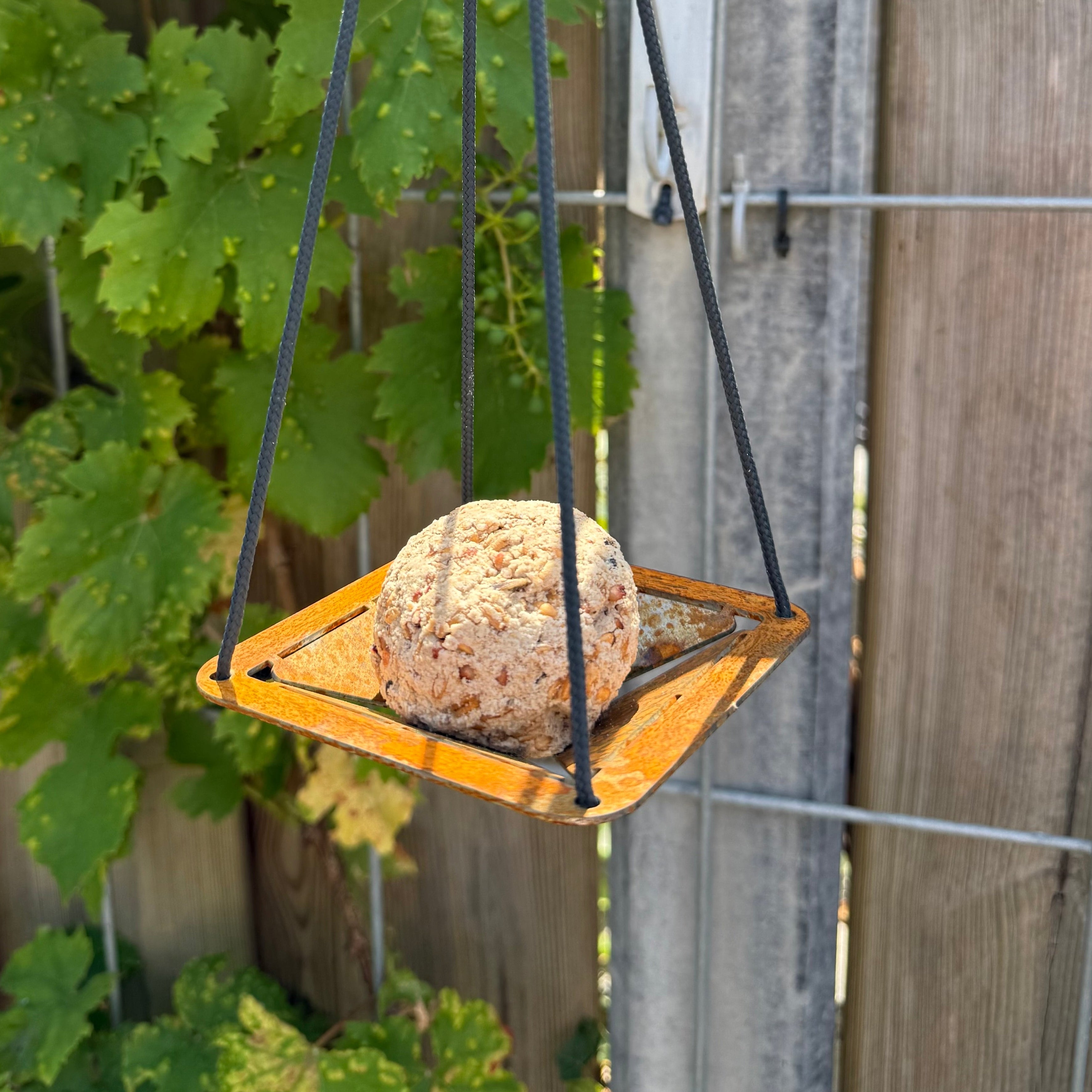 Vogelvoederschaal QUARRY – hangende schaal voor vetbol met touw