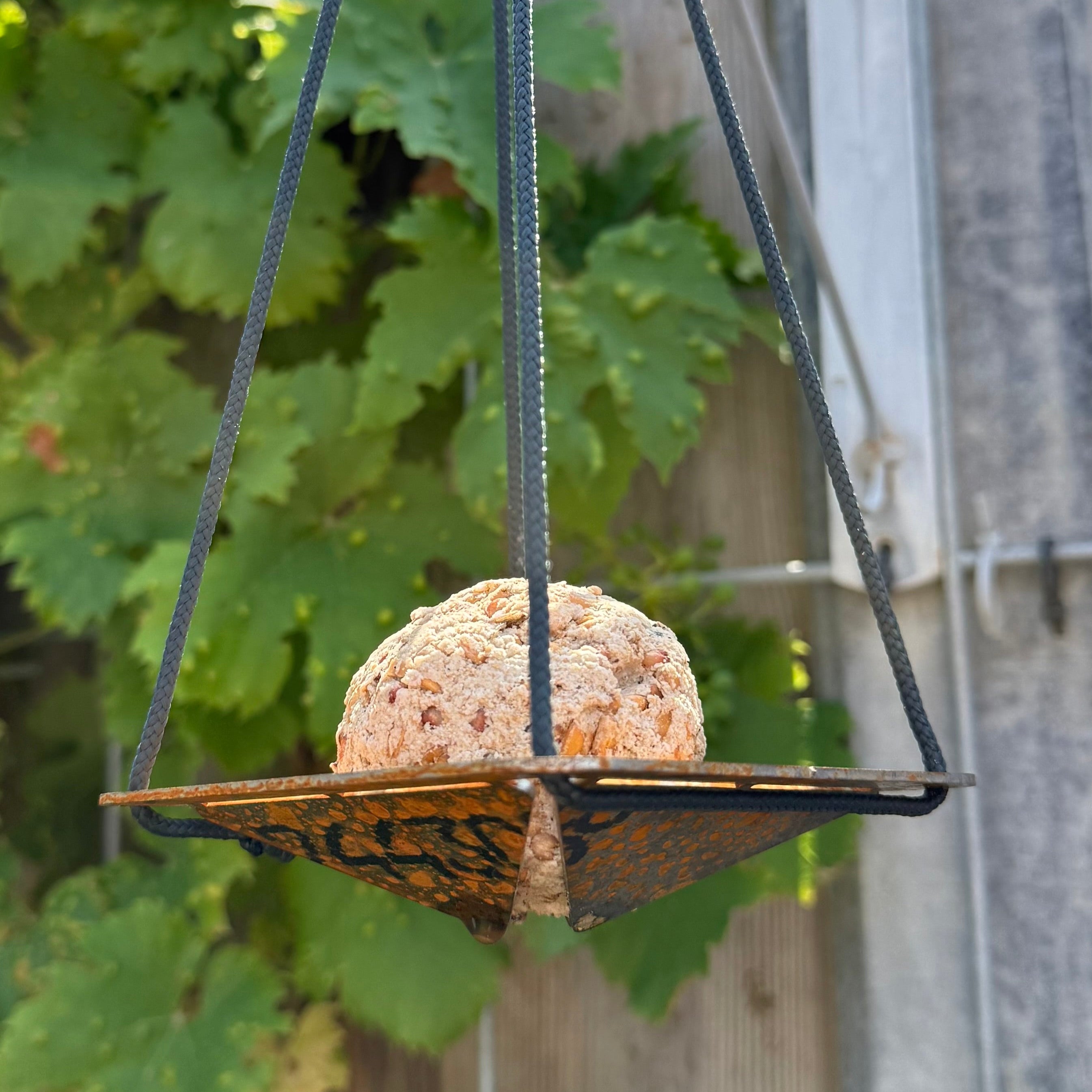 Vogelvoederschaal QUARRY – hangende schaal voor vetbol met touw