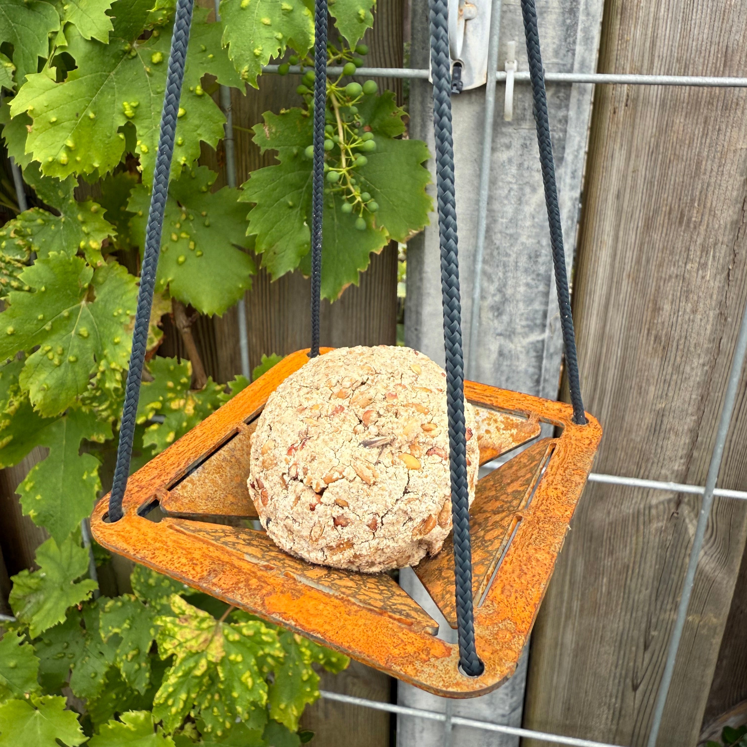 Vogelvoederschaal QUARRY – hangende schaal voor vetbol met touw
