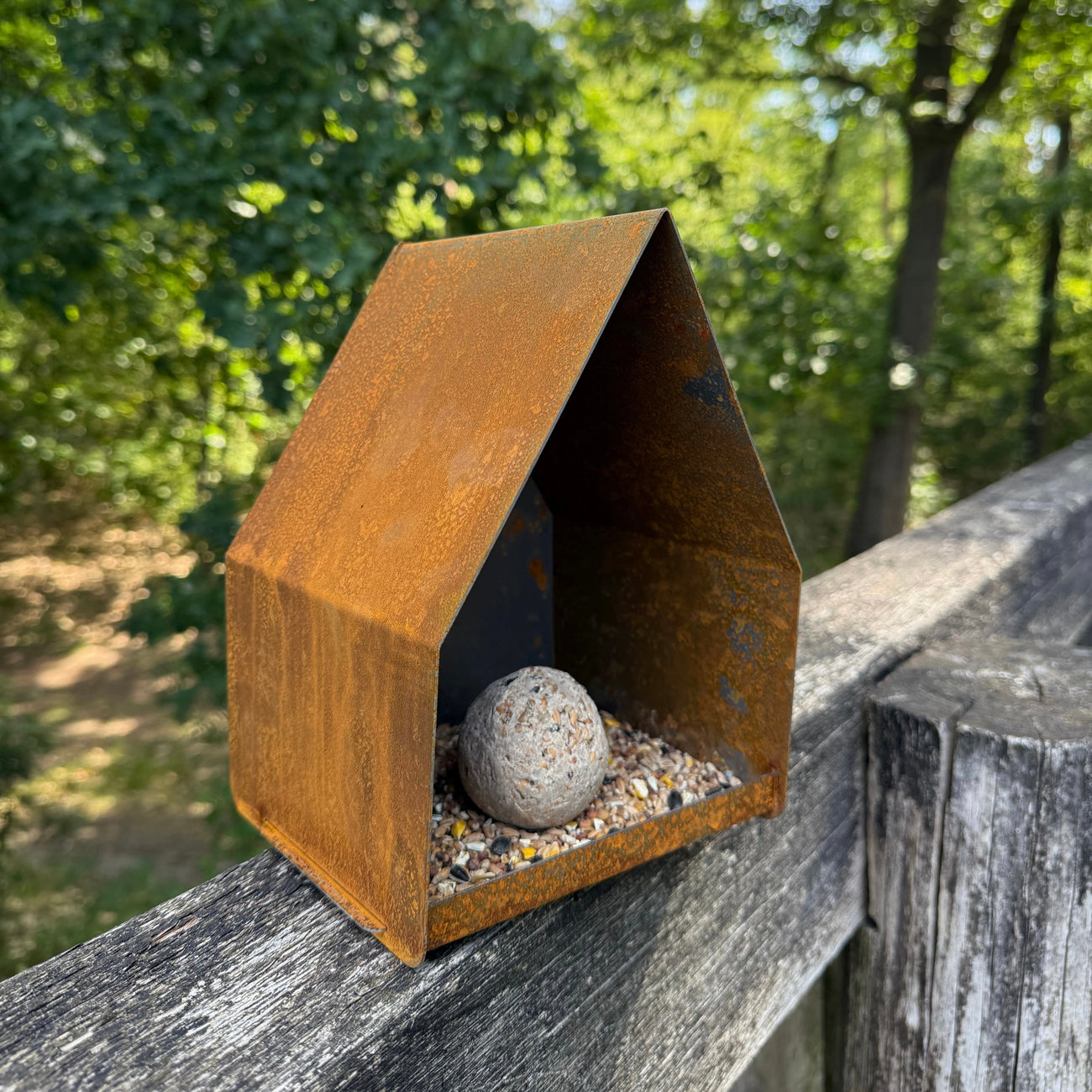Vogelvoederhuis ZEST, modern houten voederhuis voor tuinvogels met strak ontwerp en open zijden.