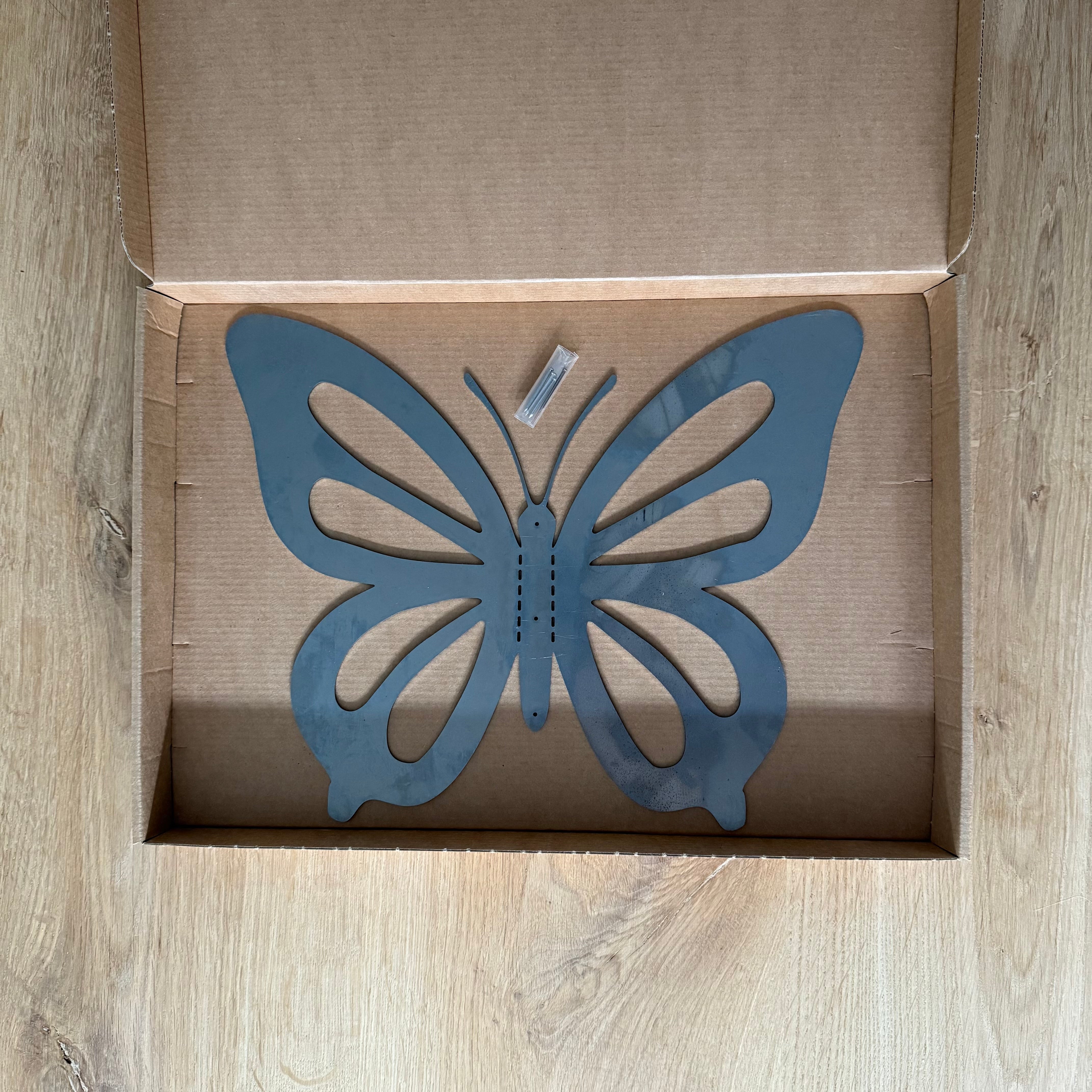 Tuinvorm ENILORAC – grote vlinder van cortenstaal voor wandmontage