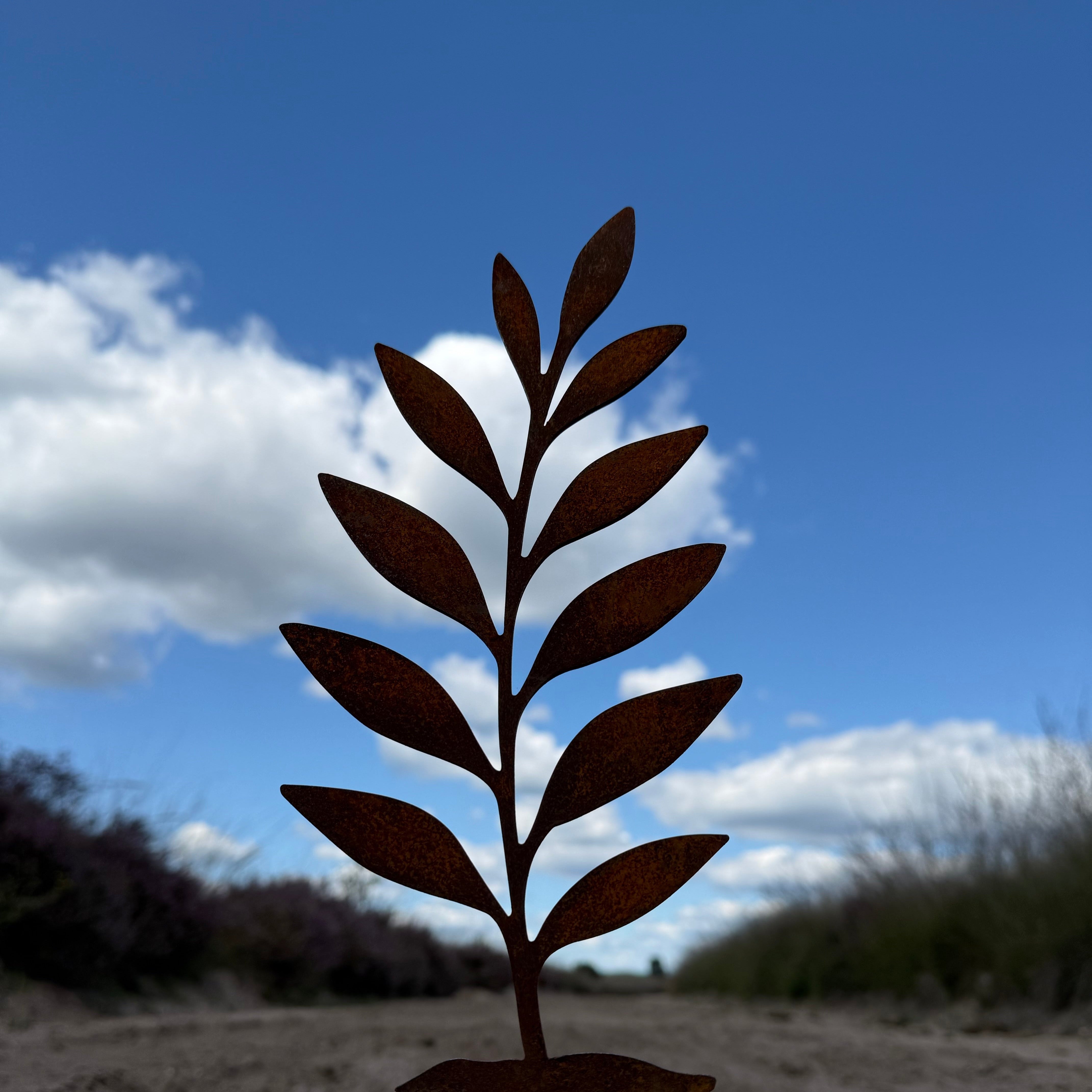 Tuinvorm BUDSHAPE – cortenstalen varenvormige tuinvorm met grondpin