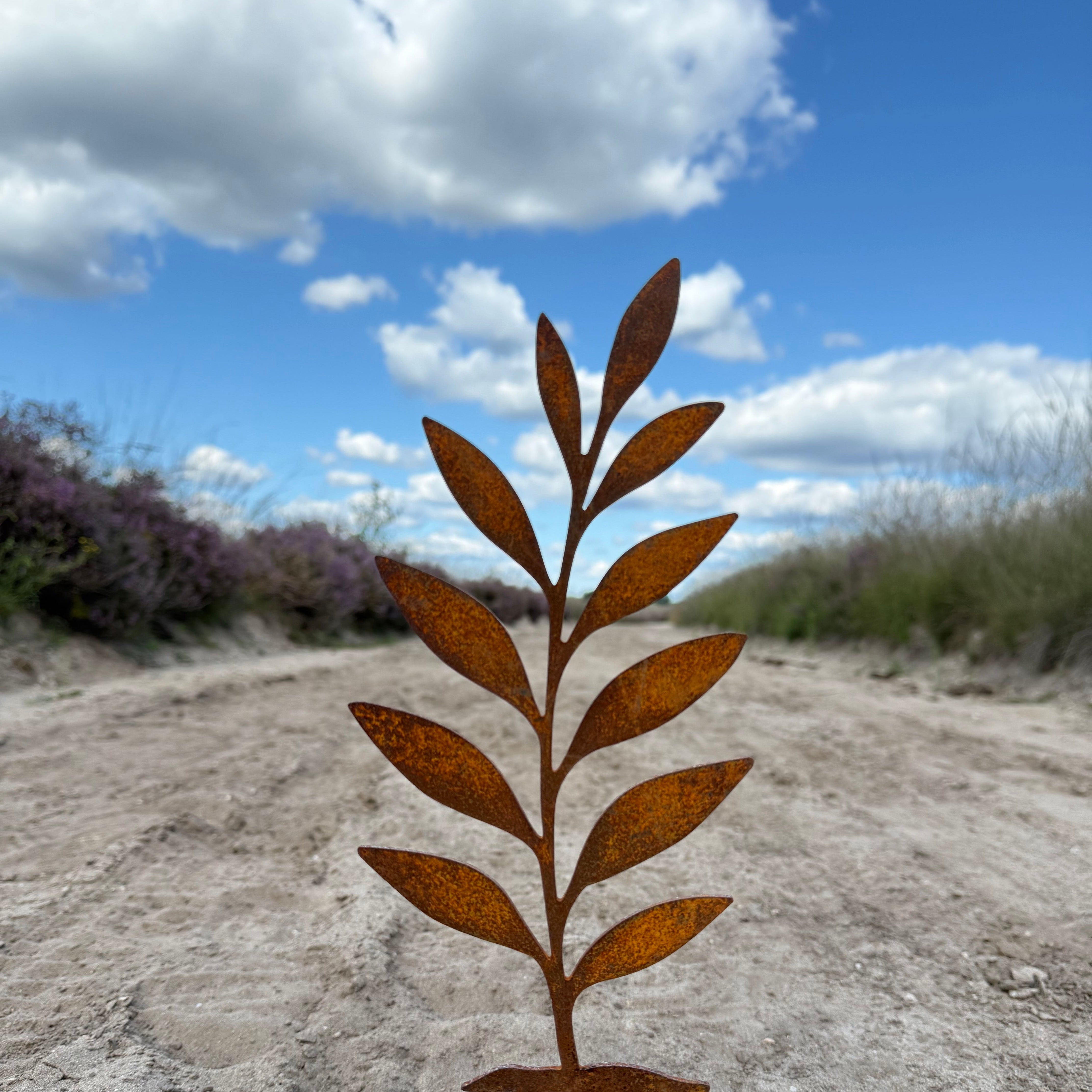 Tuinvorm BUDSHAPE – cortenstalen varenvormige tuinvorm met grondpin
