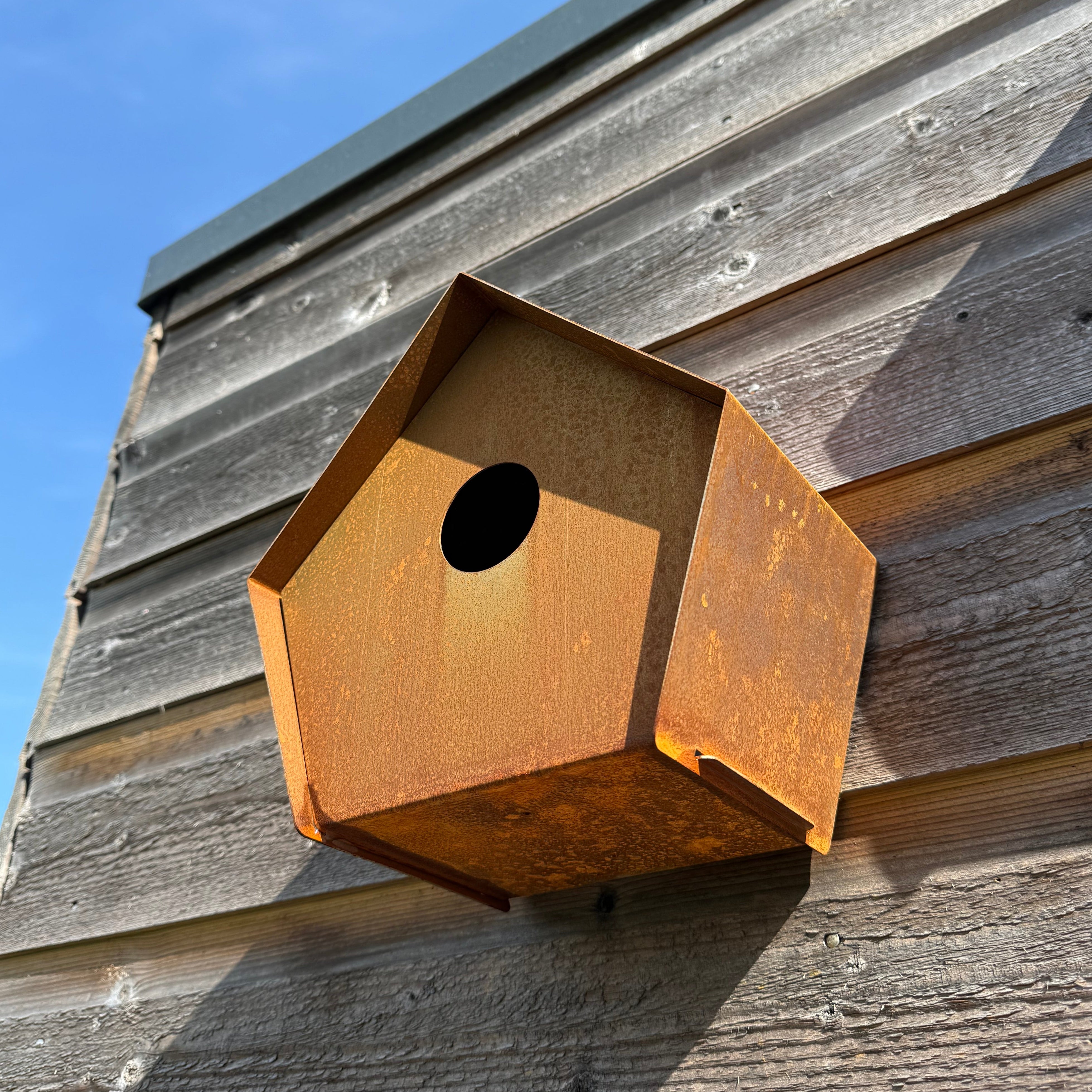 Vogelhuis VEYRA – vijfhoekig vogelhuis voor wand, met invlieggat