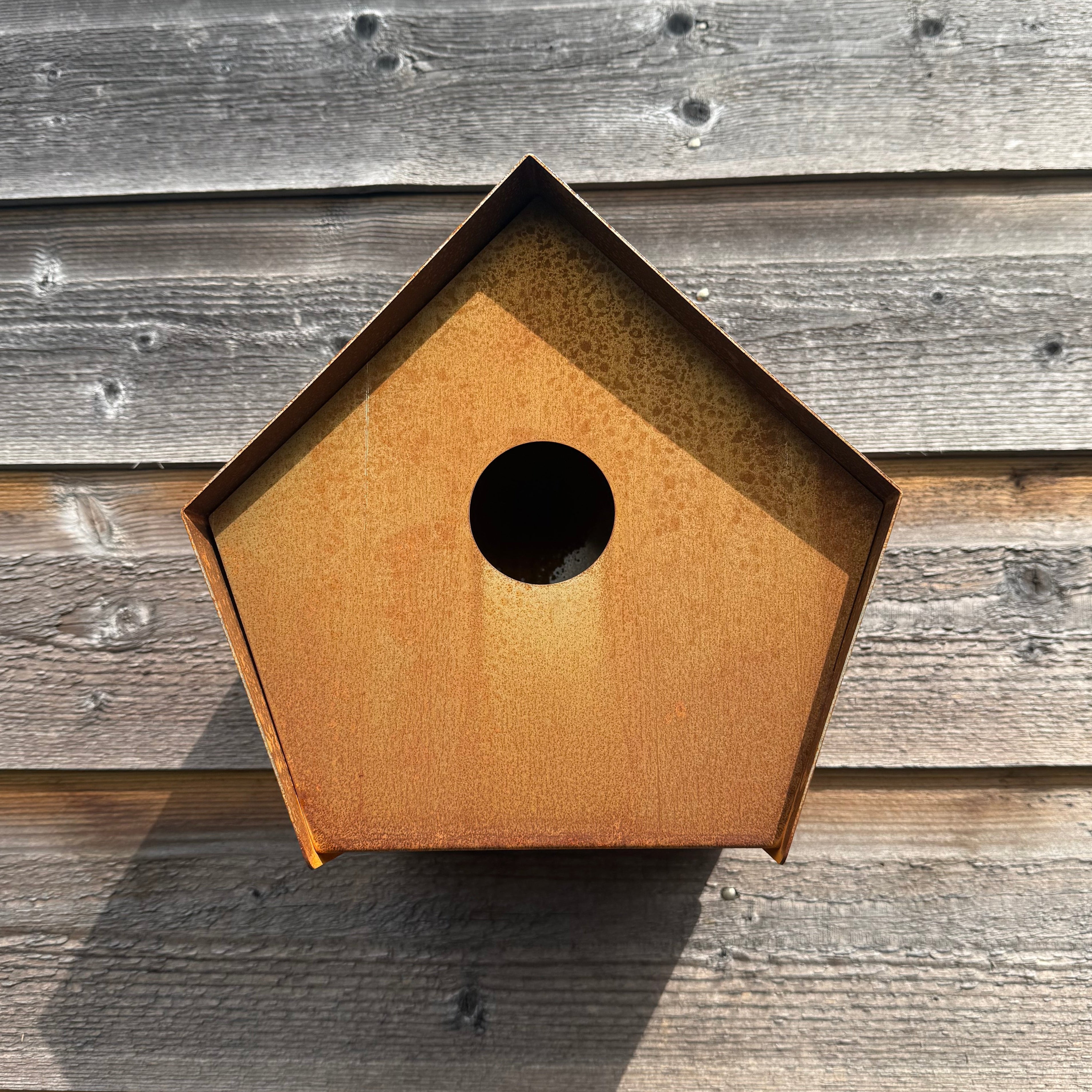 Vogelhuis VEYRA – vijfhoekig vogelhuis voor wand, met invlieggat