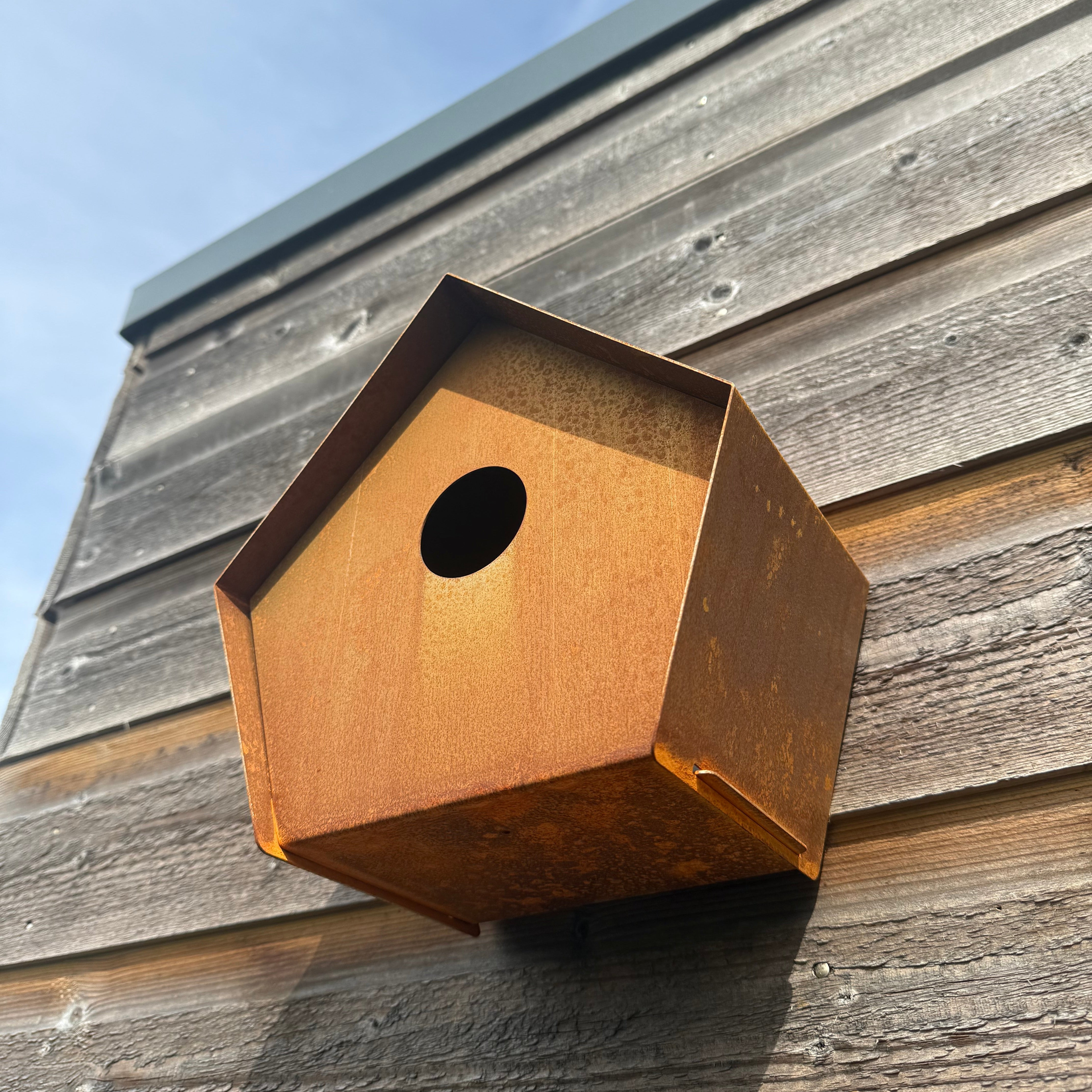 Vogelhuis VEYRA – vijfhoekig vogelhuis voor wand, met invlieggat