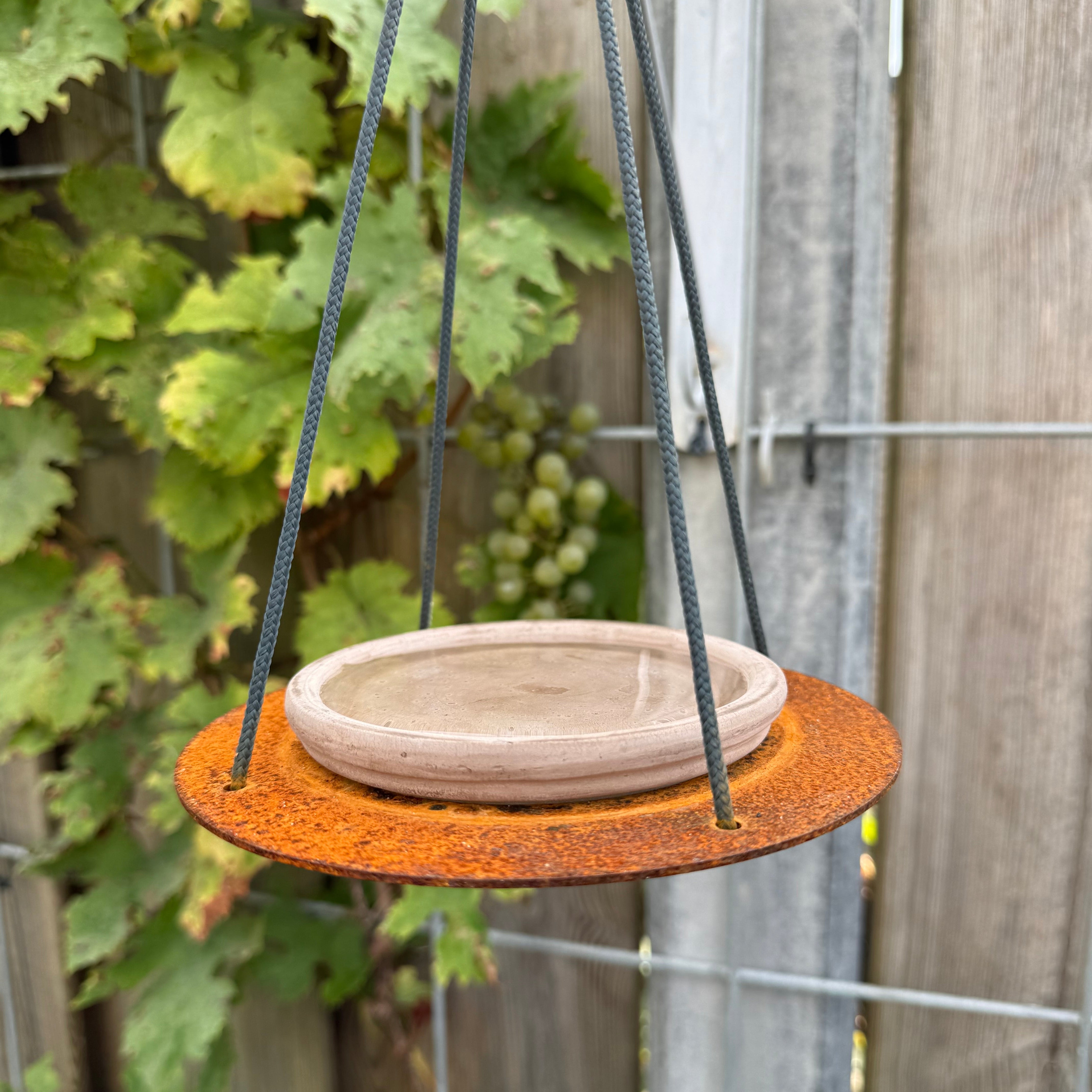 Vogelvoederschaal XENITH – hangend drinkbakje voor vogels met terracotta schaaltje