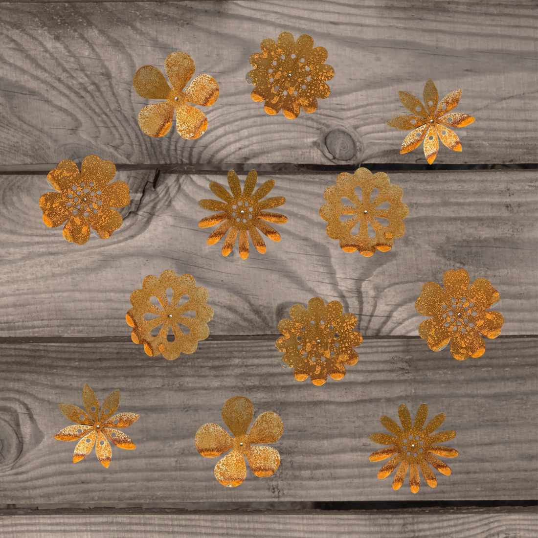 Tuinvorm BLOEMENVELD van Stalen Design, set van 12 cortenstalen wandbloemen voor tuinmuur of schutting.