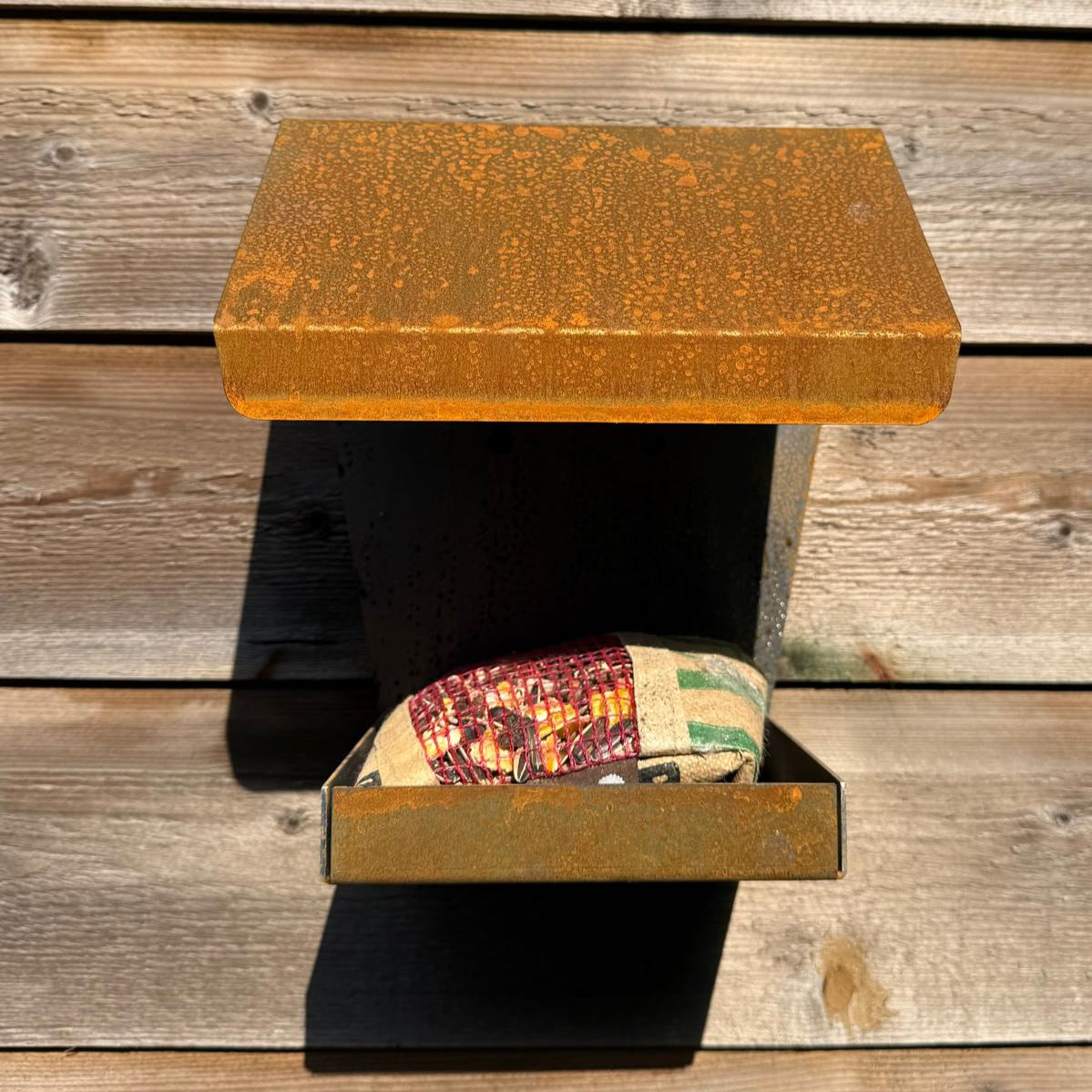 Vogelvoederhuis TEMPLAR – wandvoederhuis met zadeldak