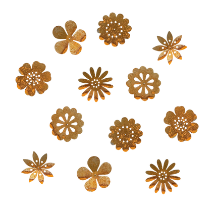 Tuinvorm BLOEMENVELD van Stalen Design, set van 12 cortenstalen wandbloemen voor tuinmuur of schutting.