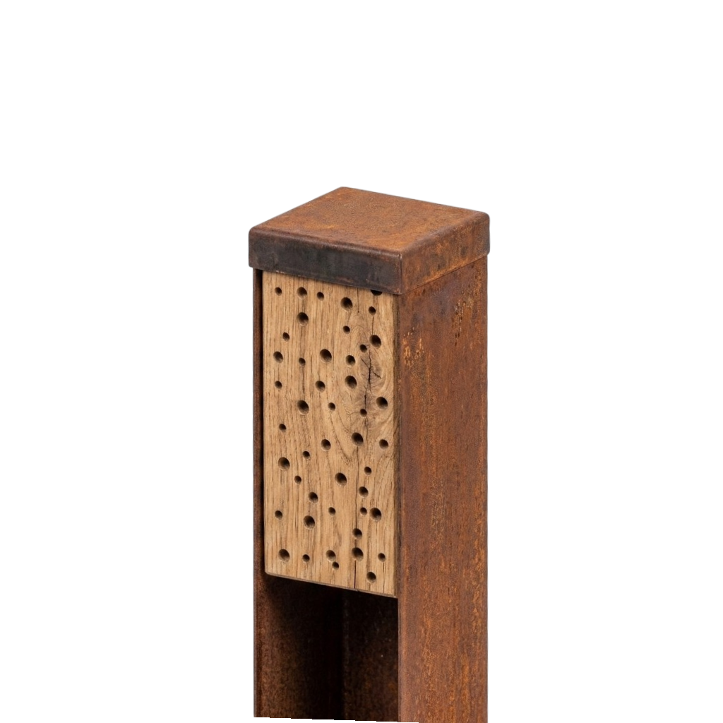 Productfoto van Bijenhotel CELL met cortenstalen paal en geïntegreerd eikenhouten bijenhotel