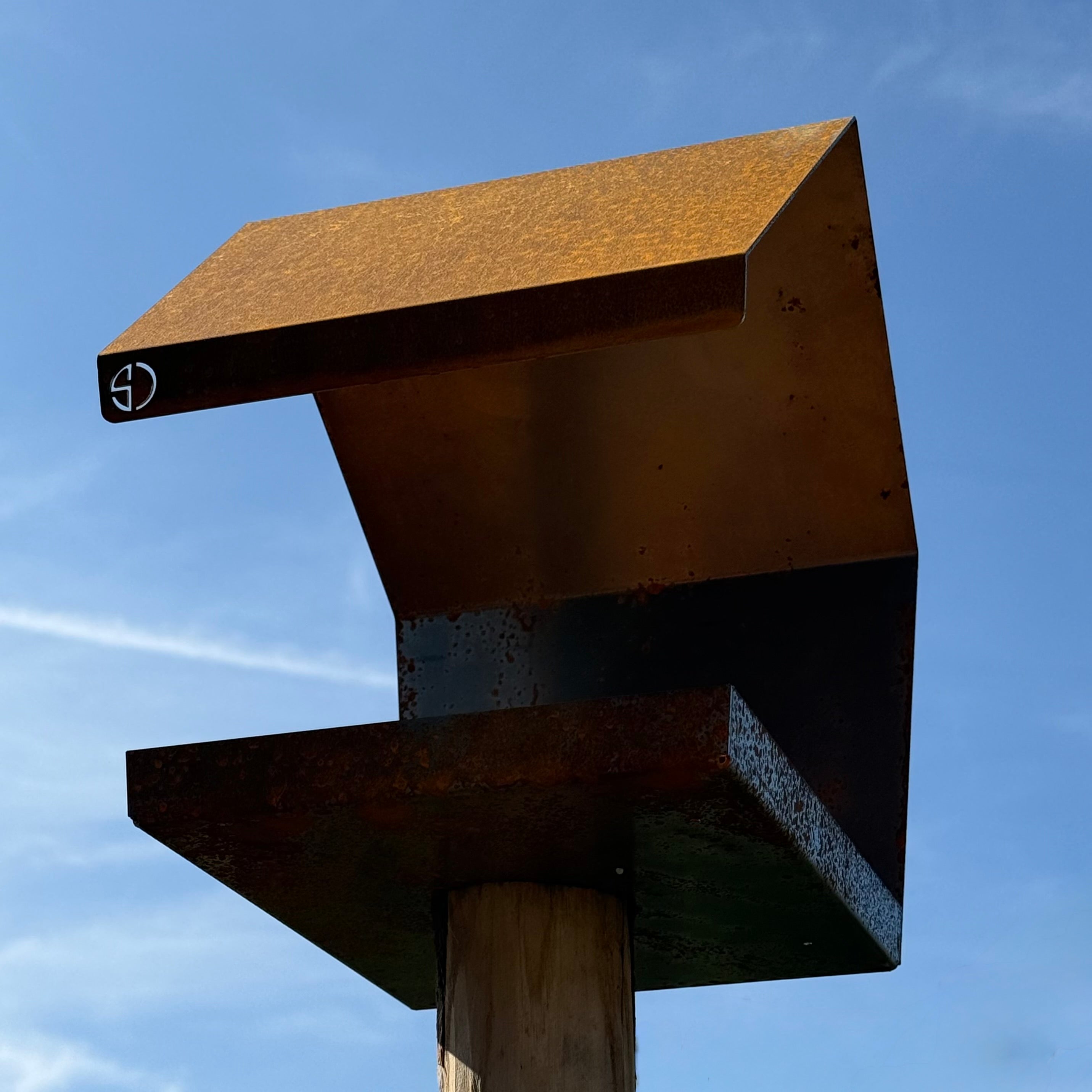 Vogelvoederhuis FALCON – cortenstalen paalmodel vogelhuis