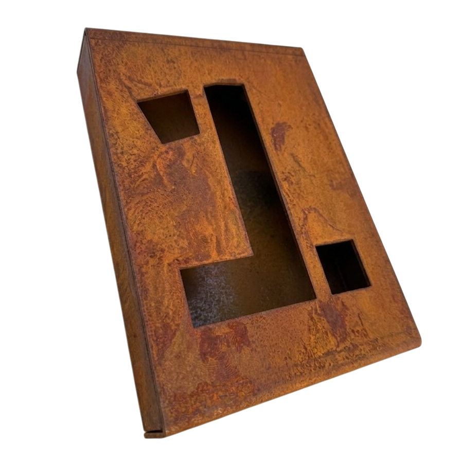 Compact huisnummerbord van cortenstaal met roestpatina, geschikt voor nummers en letters, voor gevels van woningen en bedrijfspanden.
