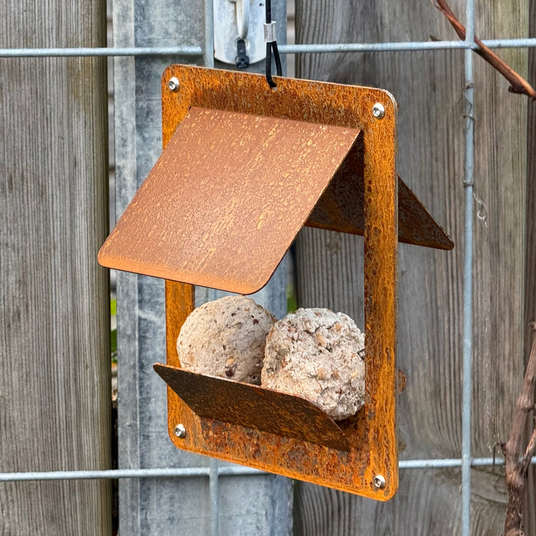 Design vogelvoederhuis SONGBIRD van cortenstaal met ruimte voor vetbol, hangmodel.