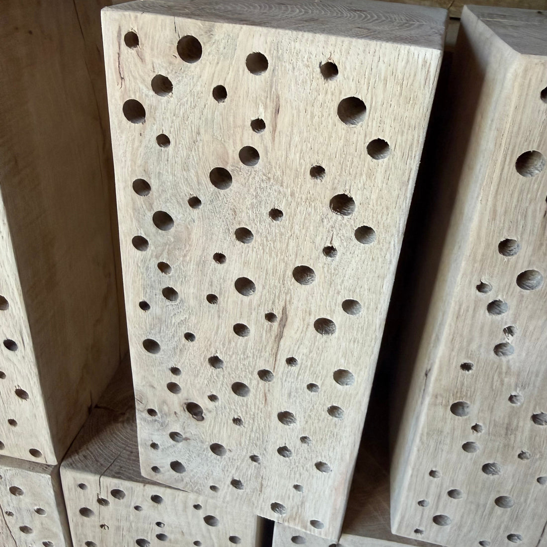 Eiken bijenhotel bewerkt in Nederland. Gaten van 6mm 8mm en 10mm.
