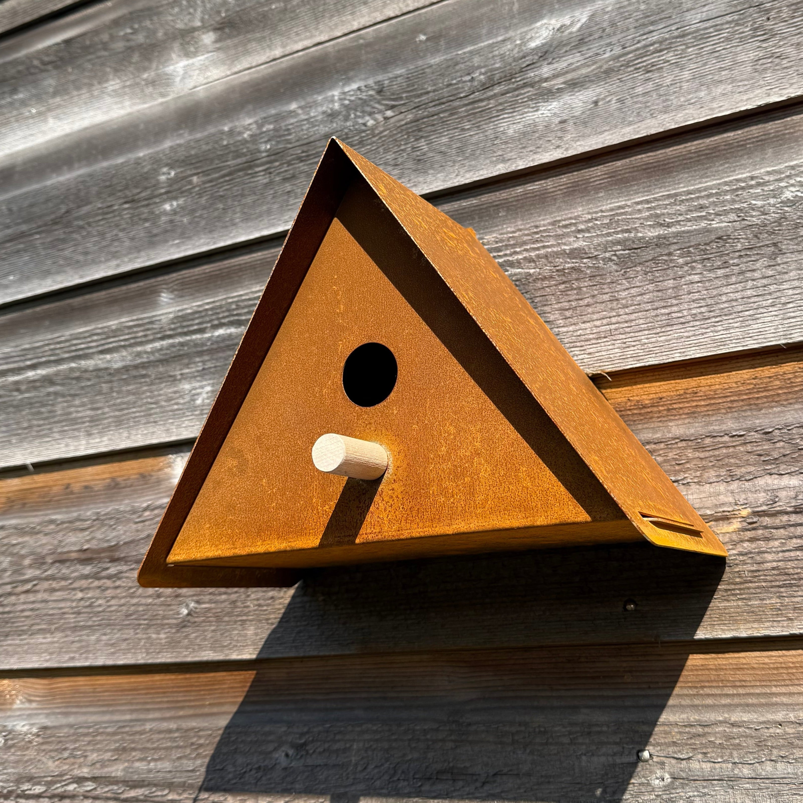 Vogelhuis UPSILON – wandvogelhuis met zitstokje en schaduwadvies
