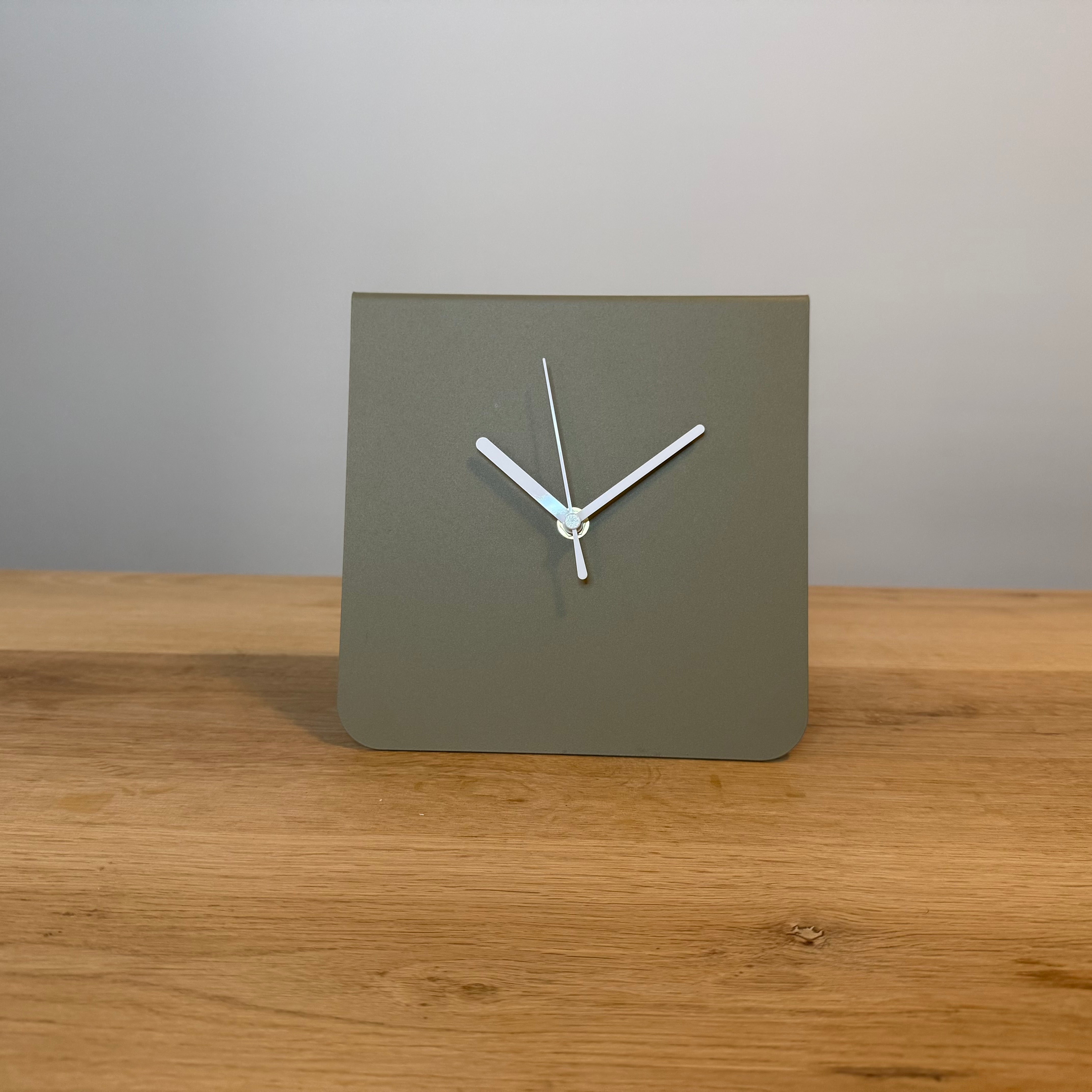 Tafelklok ROSS van gepoedercoat staal in kleur, modern Nederlands design