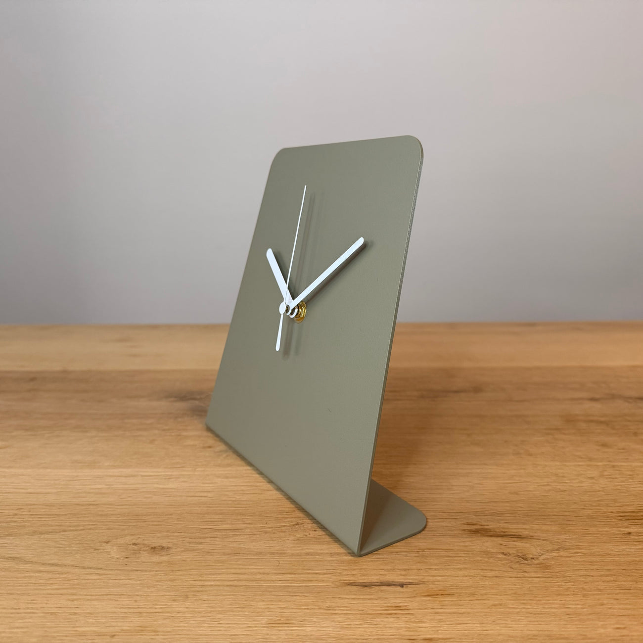 Design tafelklok TOTH van gepoedercoat staal, strak Nederlands ontwerp