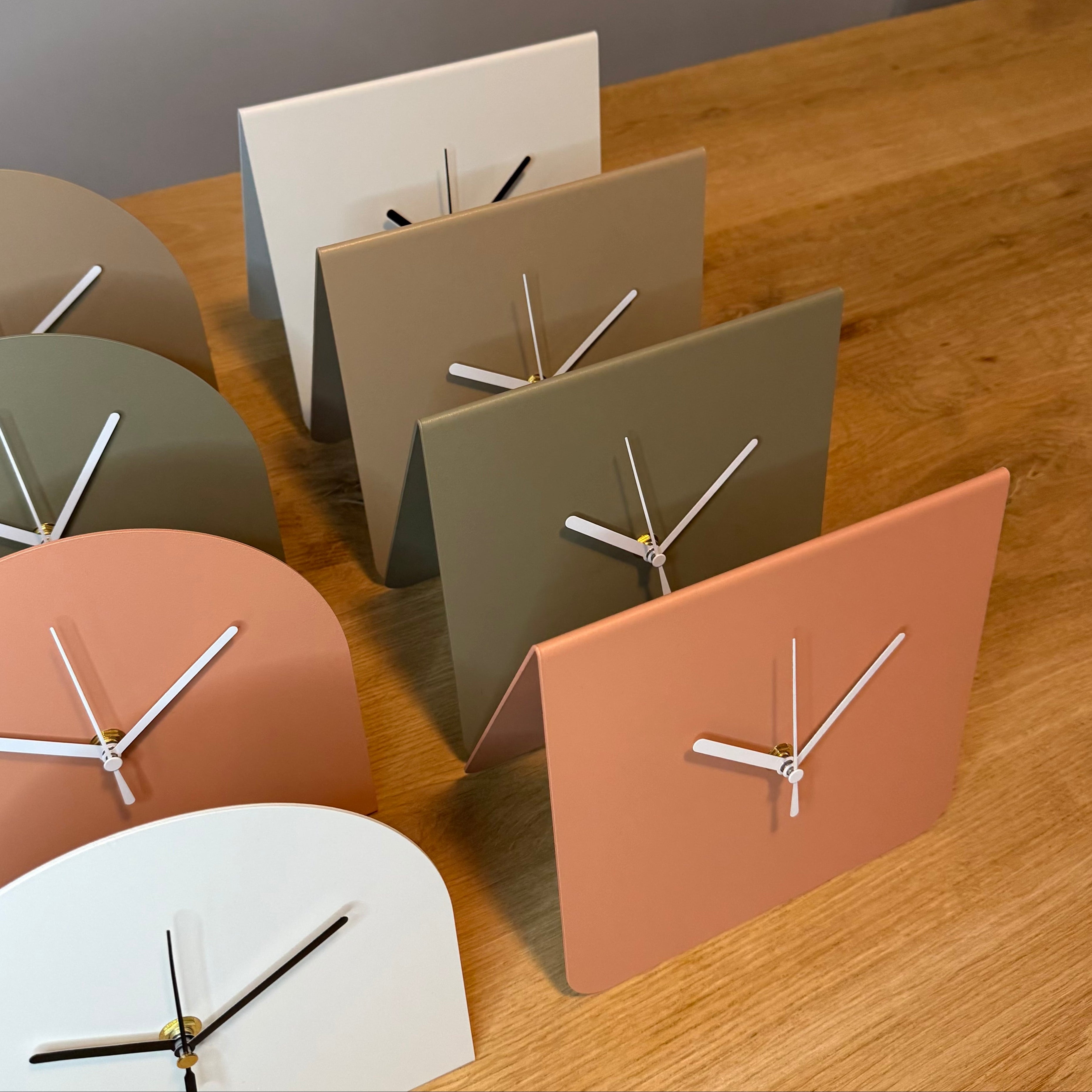 Tafelklok ROSS van gepoedercoat staal in kleur, modern Nederlands design