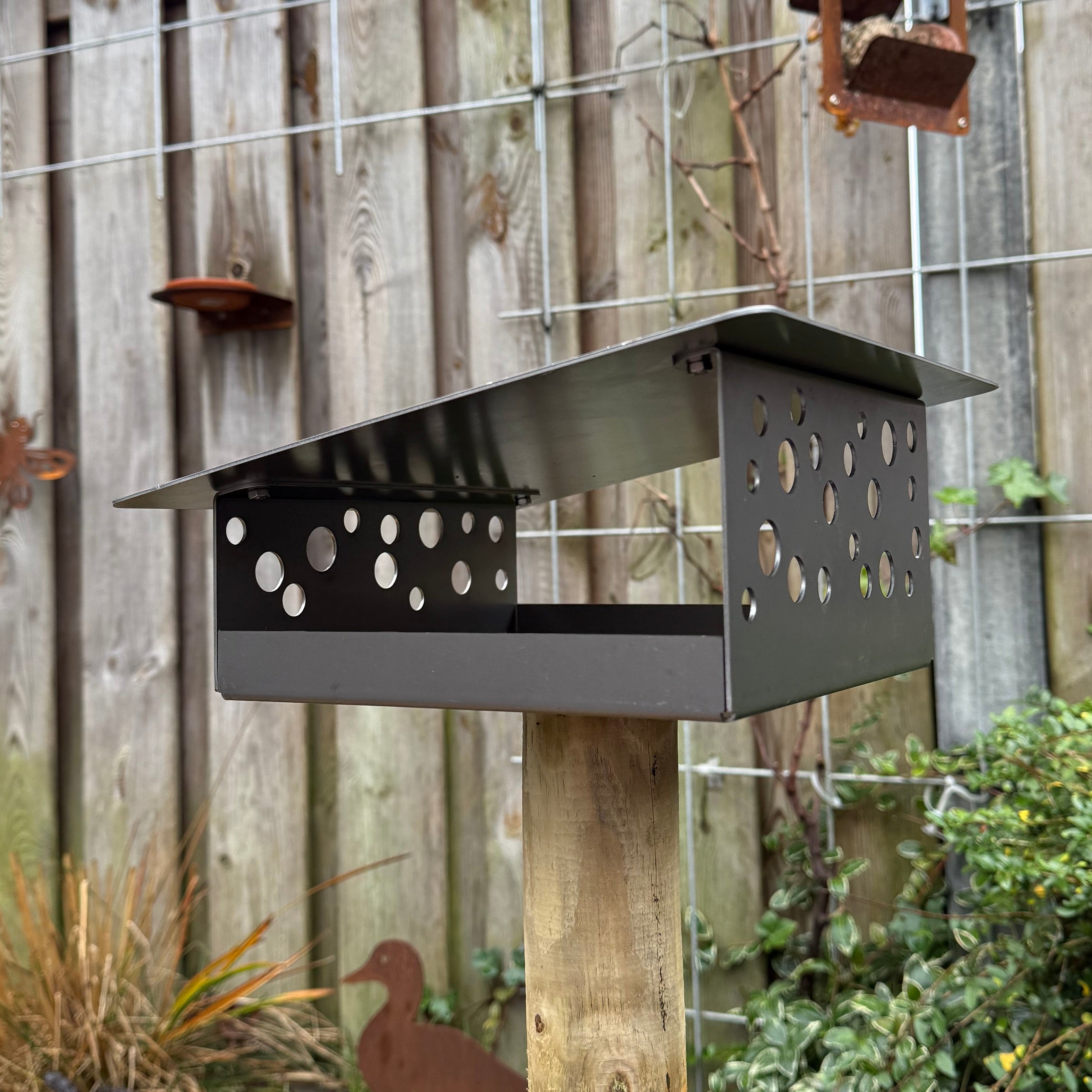 Vogelvoederhuis SOLEIL van cortenstaal met lessenaarsdak voor montage op paal