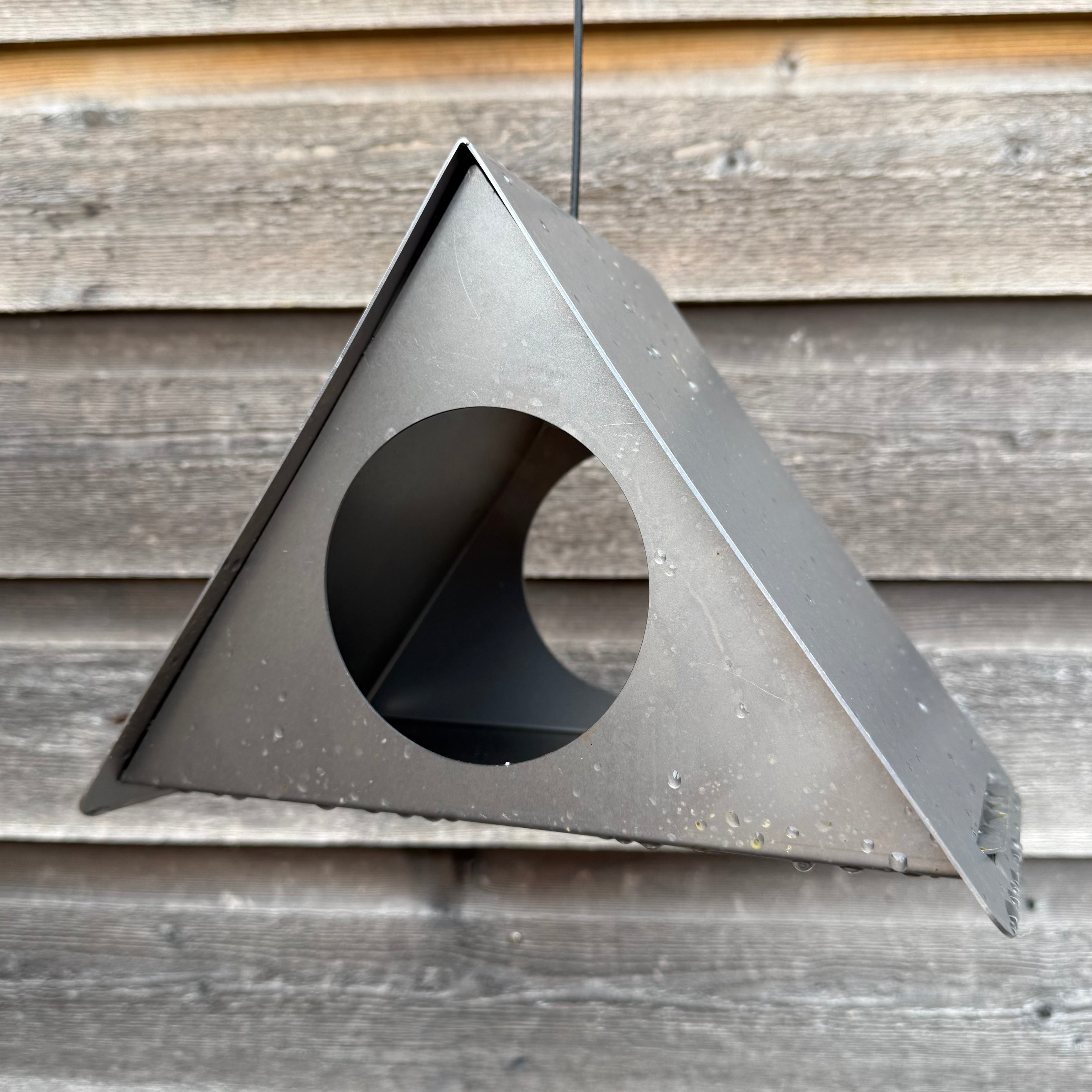 Hangend Vogelvoederhuis ALPHA van cortenstaal met RVS haakje en staaldraad.