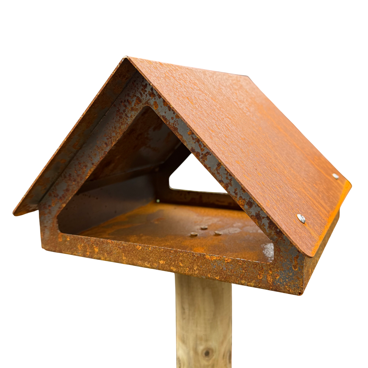 Vogelvoederhuis WINK van cortenstaal met zadeldak, geschikt voor montage op paal