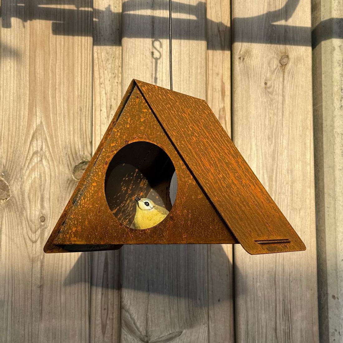Hangend Vogelvoederhuis ALPHA van cortenstaal met RVS haakje en staaldraad.
