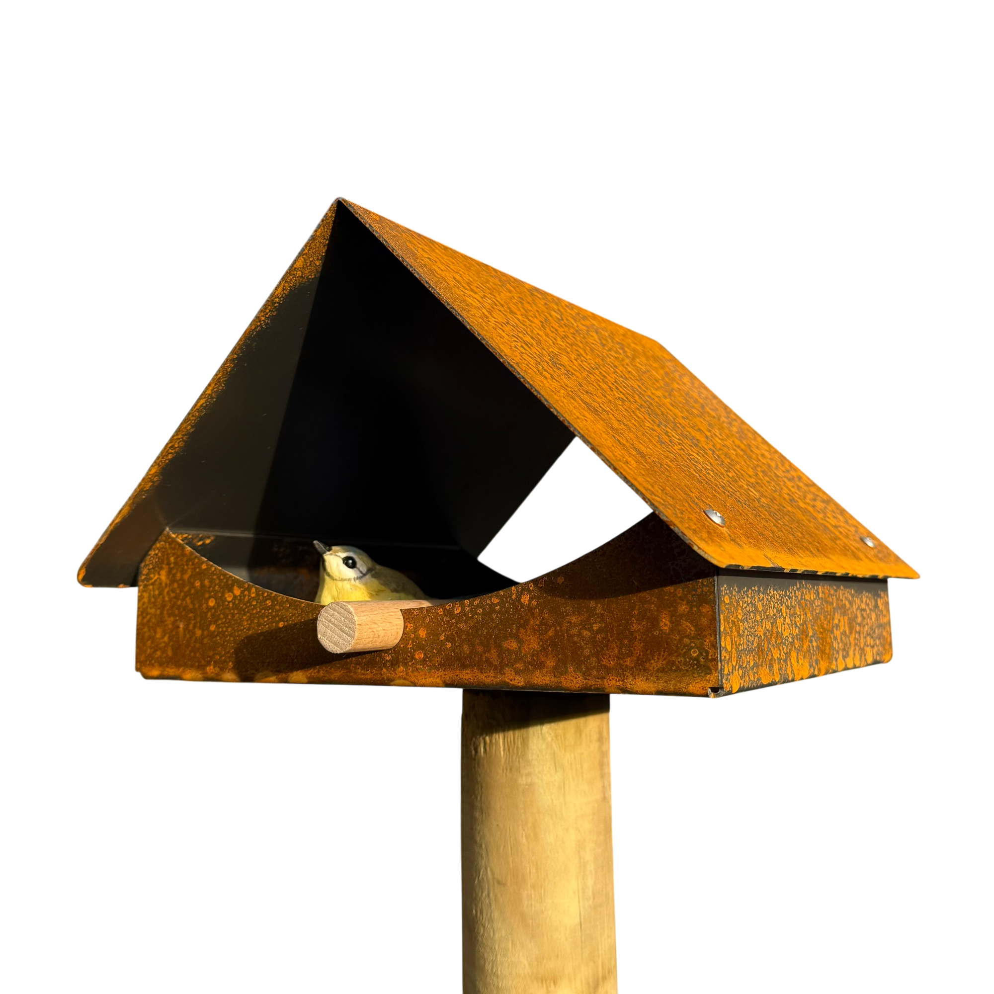 Design vogelvoederhuis KRAM van cortenstaal met zadeldak, geschikt voor montage op houten paal (niet inbegrepen).