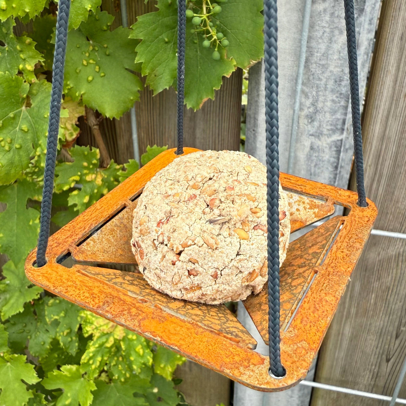 Vogelvoederschaal QUARRY – hangende schaal voor vetbol met touw