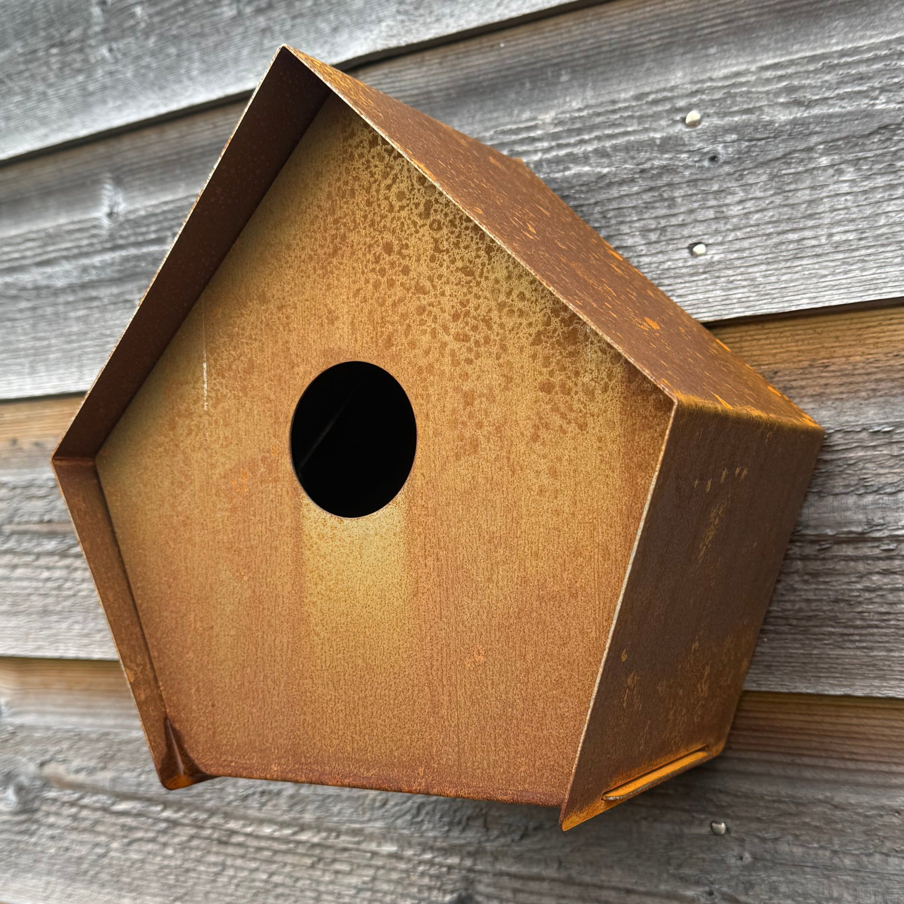 Vogelhuis VEYRA – vijfhoekig vogelhuis voor wand, met invlieggat