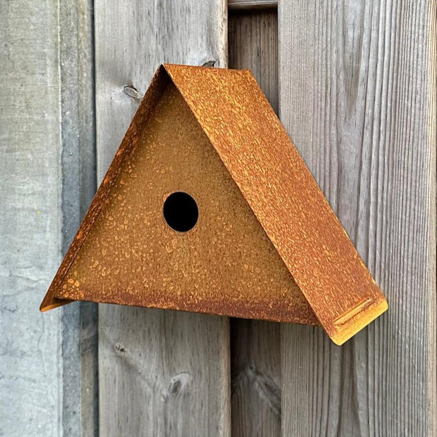 Vogelhuis NEBULA – cortenstalen wandvogelhuis, schaduwlocatie aanbevolen